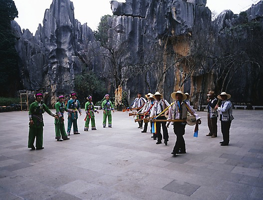 포토 JPG 주간 나무 모자 해외풍경 해외 여자 남자 아시아 외국문화 연주 중국문화 국악 사람 동양인 풍경 여러명 야외 가로 관광지 중국 공연 돌_바위 바위 전통의상 공터 국내포토 자연요소 식물 동양문화 전통 잡화 나라 문화 음악 여행 다수 인종 이벤트 파일형식