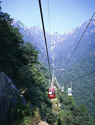 포토 JPG 주간 나무 해외풍경 해외 계절 아시아 육상교통 외국문화 산 중국문화 풍경 야외 세로 여름 관광지 중국 절벽 돌_바위 바위 케이블카 국내포토 자연요소 식물 동양문화 나라 문화 교통수단 여행 파일형식