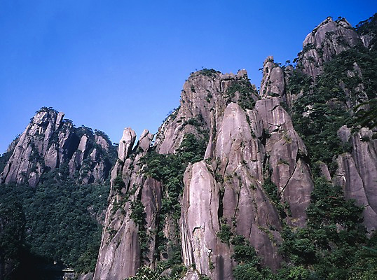 포토 JPG 주간 나무 해외풍경 해외 계절 아시아 외국문화 하늘 산 중국문화 풍경 사람없음 야외 가로 여름 관광지 중국 절벽 돌_바위 바위 기암괴석 국내포토 자연요소 식물 동양문화 나라 문화 여행 바위_돌 파일형식