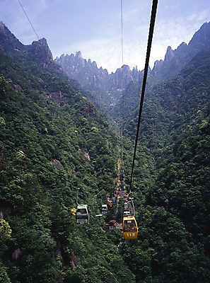 포토 JPG 주간 나무 구름 해외풍경 해외 계절 아시아 육상교통 외국문화 하늘 산 중국문화 풍경 사람없음 야외 세로 여름 관광지 계곡 중국 케이블카 국내포토 자연요소 식물 동양문화 나라 문화 교통수단 여행 파일형식