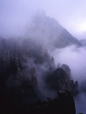 포토 JPG 주간 구름 해외풍경 해외 아시아 외국문화 산 중국문화 풍경 사람없음 야외 세로 관광지 중국 절벽 안개 운해 국내포토 자연요소 동양문화 나라 문화 여행 날씨 파일형식 구름_자연