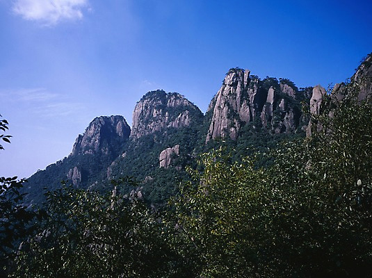 포토 JPG 주간 나무 구름 해외풍경 해외 계절 아시아 외국문화 하늘 산 중국문화 풍경 사람없음 야외 가로 여름 관광지 중국 절벽 국내포토 자연요소 식물 동양문화 나라 문화 여행 파일형식