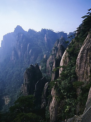 포토 JPG 주간 나무 해외풍경 해외 계절 아시아 외국문화 하늘 산 중국문화 풍경 사람없음 야외 세로 여름 관광지 중국 절벽 돌_바위 바위 국내포토 자연요소 식물 동양문화 나라 문화 여행 파일형식