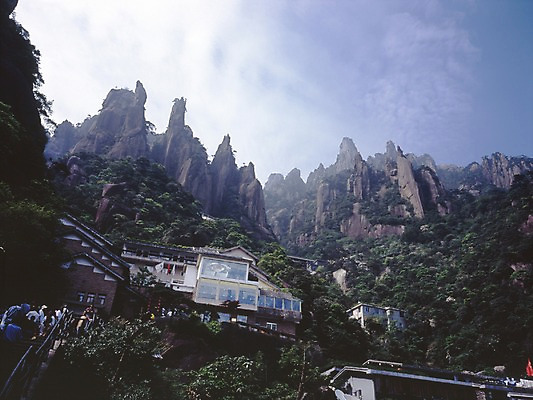 포토 JPG 주간 나무 구름 해외풍경 해외 계절 아시아 외국문화 하늘 산 중국문화 주택 풍경 야외 건물 가로 여름 관광지 하이앵글 여행객 중국 절벽 국내포토 자연요소 식물 동양문화 건축물 나라 문화 뷰포인트 여행 사람 파일형식