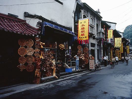 포토 JPG 주간 해외풍경 해외 시설물 건축 아시아 외국문화 해외건축 거리 중국문화 동양인 풍경 야외 건물 가로 관광지 상점 중국 현수막 송성 옛거리 국내포토 자연요소 동양문화 건축물 나라 문화 여행 인종 파일형식