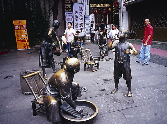 포토 JPG 주간 해외풍경 해외 계절 여자 남자 아시아 외국문화 의자 중국문화 간판 사람 동양인 풍경 여러명 야외 가로 여름 관광지 동상 여행객 중국 구조물 비눗방울 빨래 빨래판 옛거리 국내포토 자연요소 동양문화 건축 나라 문화 여행 가구 다수 가사 거리 인종 조형물 기념물 파일형식