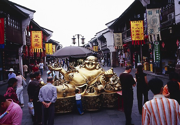 포토 JPG 주간 해외풍경 해외 여자 남자 아시아 외국문화 가로등 조명 중국문화 사람 동양인 풍경 여러명 야외 가로 관광지 동상 상점 중국 현수막 시장 옛거리 국내포토 자연요소 동양문화 공공시설 나라 문화 여행 다수 거리 인종 조형물 기념물 파일형식