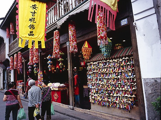 포토 JPG 주간 해외풍경 해외 잡화 여자 아시아 할머니 외국문화 중국문화 사람 동양인 풍경 야외 건물 가로 세명 관광지 상점 중국 오브젝트 옛거리 여자만 성인여자만 노인만 성인만 노인여자만 국내포토 자연요소 동양문화 건축물 노년 나라 문화 여행 거리 인종 파일형식