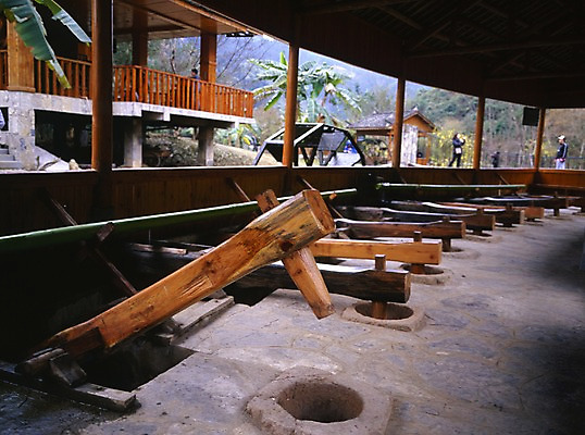 포토 JPG 주간 나무 해외풍경 해외 아시아 외국문화 농업 난간 중국문화 주택 동양인 풍경 야외 건물 가로 관광지 중국 농기구 방아 운남성 물레방아 나평현 국내포토 자연요소 식물 동양문화 건축물 나라 산업 문화 여행 인종 성 파일형식