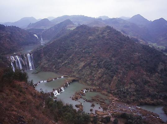 포토 JPG 주간 나무 해외풍경 해외 아시아 외국문화 산 중국문화 풍경 사람없음 야외 가로 관광지 계곡 중국 폭포 운남성 구룡폭포 나평현 국내포토 자연요소 식물 동양문화 나라 문화 여행 자연 성 파일형식