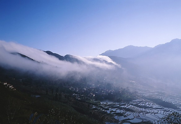 포토 JPG 주간 구름 해외풍경 해외 아시아 외국문화 농업 하늘 산 중국문화 논 풍경 사람없음 야외 가로 관광지 중국 운남성 운해 다랭이논 원양제전 국내포토 자연요소 동양문화 나라 산업 문화 여행 성 파일형식 구름_자연