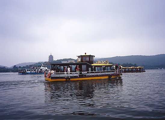 포토 JPG 주간 해외풍경 해외 아시아 외국문화 교통 수상교통 산 중국문화 동양인 풍경 야외 가로 관광지 강 탑 중국 유람선 크루즈 항주 국내포토 자연요소 동양문화 건축물 나라 문화 교통수단 여행 배_교통 인종 파일형식