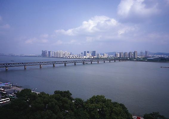 포토 JPG 주간 나무 구름 해외풍경 해외 아시아 외국문화 하늘 중국문화 풍경 빌딩 사람없음 야외 건물 가로 관광지 강 중국 도시 항주 가교 상업시설 국내포토 자연요소 식물 동양문화 건축물 나라 문화 여행 시설 상업 파일형식