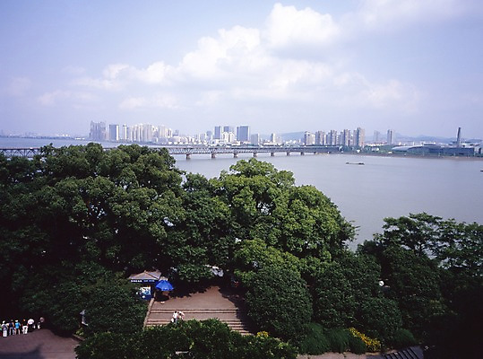 포토 JPG 주간 나무 구름 해외풍경 해외 계절 공원 아시아 외국문화 하늘 중국문화 풍경 빌딩 야외 건물 가로 여름 관광지 강 중국 항주 가교 상업시설 국내포토 자연요소 식물 동양문화 건축물 공공시설 나라 문화 여행 시설 상업 파일형식