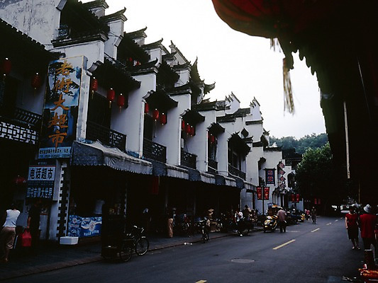 포토 JPG 주간 나무 해외풍경 해외 여자 남자 아시아 도로 길 외국문화 고건축 난간 중국문화 사람 동양인 풍경 여러명 야외 건물 가로 관광지 상점 자전거 중국 옛거리 항주 국내포토 자연요소 식물 동양문화 건축물 나라 문화 여행 다수 교통시설 거리 인종 바이크 파일형식