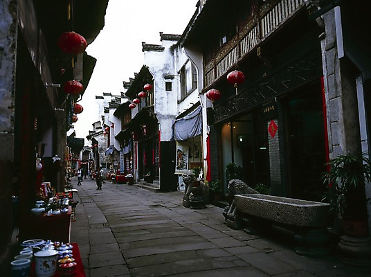 포토 JPG 주간 해외풍경 해외 시설물 잡화 건축 아시아 외국문화 고건축 난간 해외건축 조명 중국문화 풍경 야외 가로 관광지 상점 중국 연등 옛거리 항주 국내포토 자연요소 동양문화 건축물 나라 문화 여행 거리 등불 불교용품 파일형식