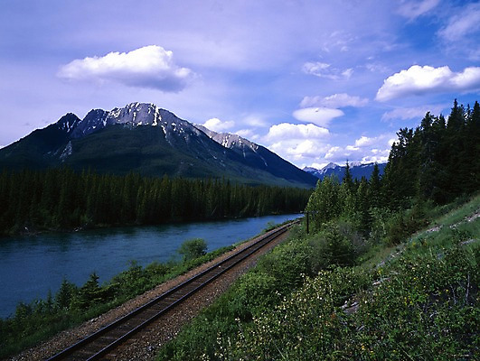 포토 JPG 주간 나무 구름 해외풍경 외국문화 캐나다 북아메리카 자연 하늘 산 풍경 사람없음 야외 물 관광지 강 기찻길 풀 철도의날 국내포토 자연요소 식물 해외 문화 여행 아메리카 생태계 파일형식 법정기념일