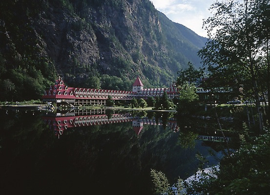 포토 JPG 주간 나무 식물 해외풍경 시설물 현대건축 건축 호수 외국문화 캐나다 북아메리카 자연 호텔 산 풍경 사람없음 야외 건물 물 관광지 숙박업 국내포토 자연요소 해외 건축물 산업 문화 여행 숙소 아메리카 생태계 파일형식