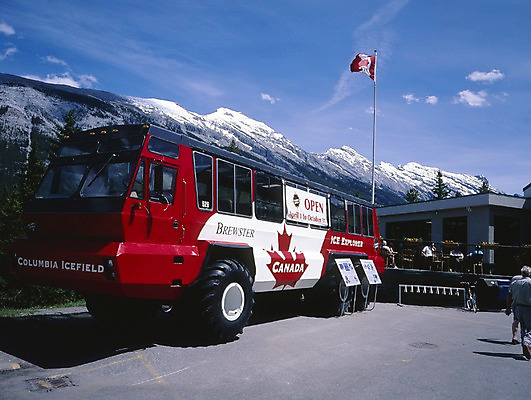 포토 JPG 주간 구름 해외풍경 육상교통 외국문화 교통 캐나다 북아메리카 자동차 자연 하늘 산 풍경 사람없음 야외 건물 관광지 밴프 설상차 케이블카탑승장 국내포토 자연요소 해외 건축물 문화 교통수단 여행 아메리카 생태계 특수차량 파일형식