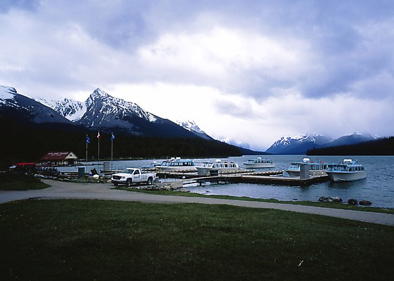 포토 JPG 주간 구름 해외풍경 길 호수 육상교통 외국문화 교통 캐나다 북아메리카 자동차 자연 산 풍경 사람없음 야외 관광지 항구 린레이크 밴프 선박 국내포토 자연요소 해외 문화 교통수단 여행 수상교통 교통시설 아메리카 생태계 파일형식