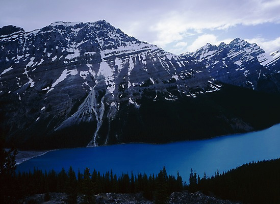 포토 JPG 주간 나무 식물 해외풍경 호수 외국문화 캐나다 북아메리카 자연 하늘 산 풍경 사람없음 야외 관광지 강 절벽 눈 미네완카호수 밴프 국내포토 자연요소 해외 문화 여행 날씨 아메리카 생태계 파일형식