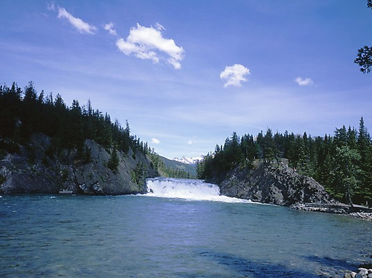 포토 JPG 주간 나무 식물 구름 해외풍경 호수 외국문화 캐나다 북아메리카 자연 하늘 풍경 사람없음 야외 관광지 강 폭포 돌_바위 바위 숲 밴프 보우강 보우폭포 국내포토 자연요소 해외 문화 여행 아메리카 생태계 파일형식
