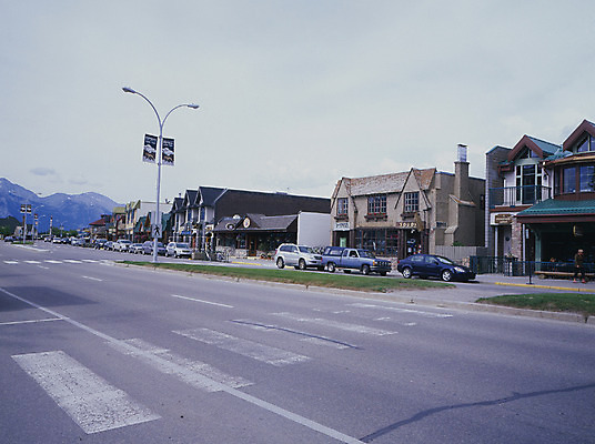 포토 JPG 주간 해외풍경 도로 육상교통 외국문화 교통 캐나다 북아메리카 가로등 자동차 자연 주택 풍경 사람없음 야외 건물 관광지 마을 도시 국내포토 자연요소 해외 건축물 공공시설 문화 길 교통수단 여행 교통시설 아메리카 생태계 파일형식