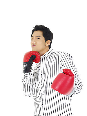 포토 스튜디오촬영 직업 학생 남자 대학생 포즈 실내 한명 미소 웃음 사람 상반신 20대 성인 청춘 캠퍼스라이프 경쟁 권투 글러브 권투글러브 남자만 남자한명만 성인남자만 청년만 청년남자만 청년남자한명만 성인한명만 성인남자한명만 성인만 국내포토 펀칭기 1 라이프스타일 스포츠용품 장갑 컨셉 표정 청년 내부 사무용품 격투기 파일형식