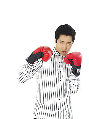 포토 스튜디오촬영 직업 학생 남자 대학생 포즈 실내 한명 미소 웃음 누끼 사람 상반신 20대 성인 청춘 캠퍼스라이프 경쟁 권투 글러브 권투글러브 남자만 남자한명만 성인남자만 청년만 청년남자만 청년남자한명만 성인한명만 성인남자한명만 성인만 국내포토 펀칭기 1 라이프스타일 스포츠용품 장갑 컨셉 표정 청년 내부 사무용품 격투기 파일형식