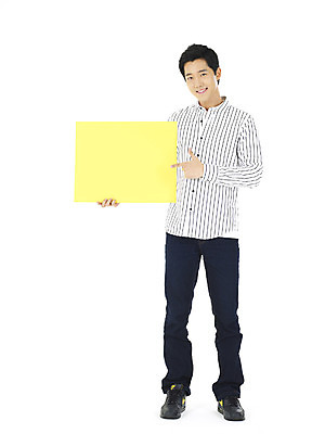 포토 스튜디오촬영 전신 직업 학생 남자 대학생 안내 알림판 실내 한명 서기 미소 웃음 누끼 사람 손짓 20대 성인 청춘 캠퍼스라이프 알림 남자만 남자한명만 성인남자만 청년만 청년남자만 청년남자한명만 성인한명만 성인남자한명만 성인만 국내포토 1 라이프스타일 컨셉 모션 표정 청년 내부 파일형식