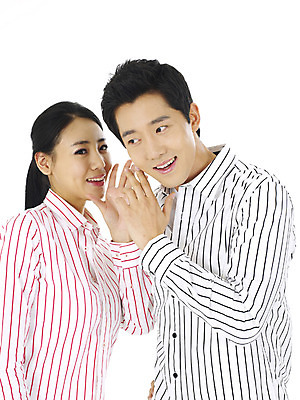 포토 스튜디오촬영 직업 학생 커플 여자 남자 대학생 실내 미소 웃음 사람 상반신 20대 성인 두명 청춘 캠퍼스라이프 귓속말 청년만 성인만 국내포토 라이프스타일 컨셉 관계 표정 청년 내부 파일형식