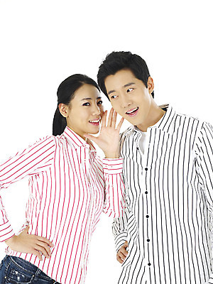 포토 스튜디오촬영 직업 학생 커플 여자 남자 대학생 실내 미소 웃음 사람 상반신 20대 성인 두명 청춘 캠퍼스라이프 귓속말 청년만 성인만 국내포토 라이프스타일 컨셉 관계 표정 청년 내부 파일형식