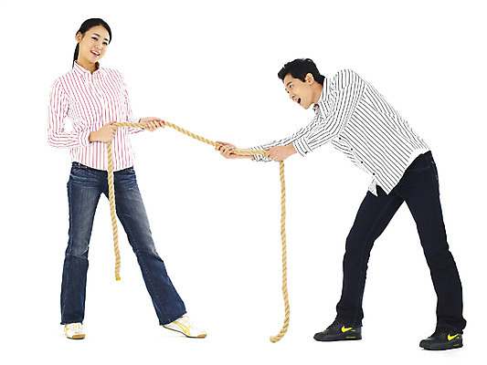 포토 스튜디오촬영 전신 직업 학생 커플 여자 남자 밧줄 대학생 실내 미소 웃음 누끼 사람 20대 성인 두명 청춘 캠퍼스라이프 경쟁 줄다리기 청년만 성인만 국내포토 라이프스타일 줄 컨셉 관계 놀이 표정 청년 내부 파일형식