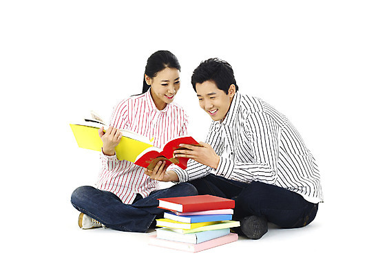 포토 스튜디오촬영 전신 직업 학생 커플 여자 남자 대학생 실내 미소 웃음 누끼 사람 앉기 20대 성인 두명 책 청춘 독서 캠퍼스라이프 청년만 성인만 국내포토 라이프스타일 컨셉 관계 모션 표정 청년 내부 파일형식