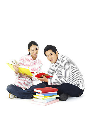 포토 스튜디오촬영 전신 직업 학생 커플 여자 남자 대학생 실내 미소 웃음 누끼 사람 앉기 20대 성인 두명 책 청춘 독서 캠퍼스라이프 청년만 성인만 국내포토 라이프스타일 컨셉 관계 모션 표정 청년 내부 파일형식