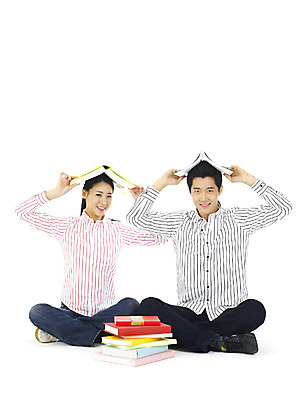 포토 스튜디오촬영 전신 직업 학생 커플 여자 남자 대학생 실내 미소 웃음 누끼 사람 앉기 20대 성인 두명 책 청춘 독서 캠퍼스라이프 청년만 성인만 국내포토 라이프스타일 컨셉 관계 모션 표정 청년 내부 파일형식