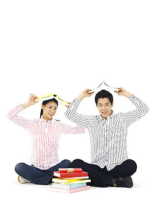 포토 스튜디오촬영 전신 직업 학생 커플 여자 남자 대학생 실내 미소 웃음 누끼 사람 앉기 20대 성인 두명 책 청춘 독서 캠퍼스라이프 청년만 성인만 국내포토 라이프스타일 컨셉 관계 모션 표정 청년 내부 파일형식