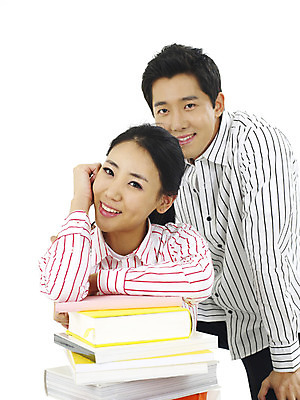 포토 스튜디오촬영 직업 학생 커플 여자 남자 대학생 실내 미소 웃음 사람 상반신 20대 성인 두명 책 청춘 독서 캠퍼스라이프 청년만 성인만 국내포토 라이프스타일 컨셉 관계 표정 청년 내부 파일형식