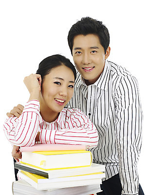 포토 스튜디오촬영 직업 학생 커플 여자 남자 대학생 실내 미소 웃음 누끼 사람 상반신 20대 성인 두명 책 청춘 독서 캠퍼스라이프 청년만 성인만 국내포토 라이프스타일 컨셉 관계 표정 청년 내부 파일형식