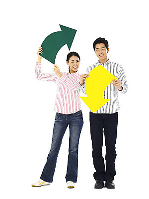 포토 스튜디오촬영 전신 직업 학생 커플 여자 남자 화살표 대학생 실내 서기 미소 웃음 누끼 사람 20대 성인 두명 청춘 캠퍼스라이프 하락 상승 청년만 성인만 국내포토 라이프스타일 컨셉 관계 모션 표정 청년 내부 파일형식