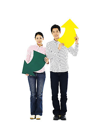 포토 스튜디오촬영 전신 직업 학생 커플 여자 남자 화살표 대학생 실내 서기 미소 웃음 누끼 사람 20대 성인 두명 청춘 캠퍼스라이프 하락 상승 청년만 성인만 국내포토 라이프스타일 컨셉 관계 모션 표정 청년 내부 파일형식