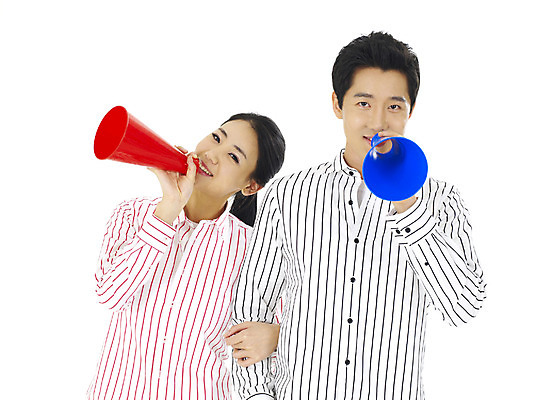 포토 스튜디오촬영 직업 학생 커플 여자 남자 대학생 안내 실내 미소 웃음 누끼 사람 상반신 20대 성인 두명 청춘 팔짱 캠퍼스라이프 확성기 알림 청년만 성인만 국내포토 라이프스타일 컨셉 관계 모션 표정 청년 내부 파일형식