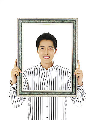 포토 스튜디오촬영 직업 학생 남자 대학생 액자 프레임 실내 액자틀 틀 한명 웃음 누끼 사람 상반신 20대 성인 청춘 캠퍼스라이프 남자만 남자한명만 성인남자만 청년만 청년남자만 청년남자한명만 성인한명만 성인남자한명만 성인만 국내포토 1 라이프스타일 컨셉 표정 청년 내부 파일형식