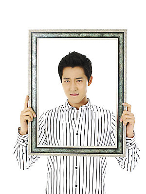 포토 스튜디오촬영 직업 학생 남자 대학생 액자 프레임 실내 액자틀 틀 한명 누끼 사람 상반신 20대 성인 청춘 캠퍼스라이프 분노 찡그림 남자만 남자한명만 성인남자만 청년만 청년남자만 청년남자한명만 성인한명만 성인남자한명만 성인만 국내포토 1 라이프스타일 감정 컨셉 표정 청년 내부 파일형식