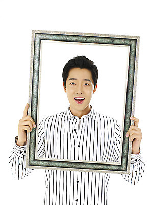 포토 스튜디오촬영 직업 학생 남자 대학생 액자 프레임 실내 액자틀 틀 한명 웃음 누끼 사람 상반신 20대 성인 청춘 캠퍼스라이프 남자만 남자한명만 성인남자만 청년만 청년남자만 청년남자한명만 성인한명만 성인남자한명만 성인만 국내포토 1 라이프스타일 컨셉 표정 청년 내부 파일형식