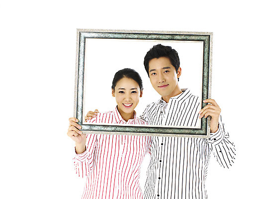 포토 스튜디오촬영 직업 학생 커플 여자 남자 대학생 액자 프레임 실내 액자틀 틀 미소 웃음 누끼 사람 상반신 20대 성인 두명 청춘 캠퍼스라이프 청년만 성인만 국내포토 라이프스타일 컨셉 관계 표정 청년 내부 파일형식