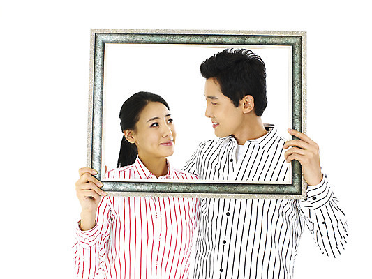 포토 스튜디오촬영 직업 학생 커플 여자 남자 대학생 액자 프레임 실내 액자틀 틀 미소 웃음 누끼 사람 상반신 20대 성인 두명 청춘 마주보기 캠퍼스라이프 청년만 성인만 국내포토 라이프스타일 컨셉 관계 모션 표정 청년 내부 파일형식