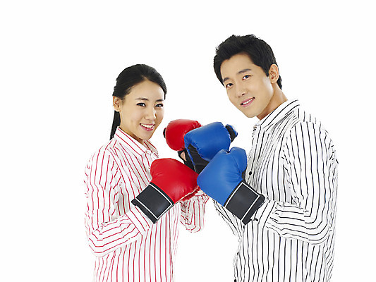 포토 스튜디오촬영 직업 학생 커플 여자 남자 대학생 포즈 실내 미소 웃음 누끼 사람 상반신 20대 성인 두명 청춘 캠퍼스라이프 경쟁 권투 글러브 권투글러브 펀치 청년만 성인만 국내포토 라이프스타일 스포츠용품 장갑 컨셉 관계 모션 표정 청년 내부 격투기 파일형식