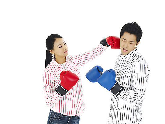 포토 스튜디오촬영 직업 학생 커플 여자 남자 대학생 포즈 실내 미소 웃음 누끼 사람 상반신 20대 성인 두명 청춘 캠퍼스라이프 경쟁 권투 글러브 권투글러브 펀치 청년만 성인만 국내포토 라이프스타일 스포츠용품 장갑 컨셉 관계 모션 표정 청년 내부 격투기 파일형식