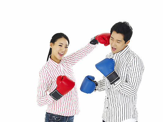 포토 스튜디오촬영 직업 학생 커플 여자 남자 대학생 포즈 실내 미소 웃음 누끼 사람 상반신 20대 성인 두명 청춘 캠퍼스라이프 경쟁 권투 글러브 권투글러브 펀치 청년만 성인만 국내포토 라이프스타일 스포츠용품 장갑 컨셉 관계 모션 표정 청년 내부 격투기 파일형식